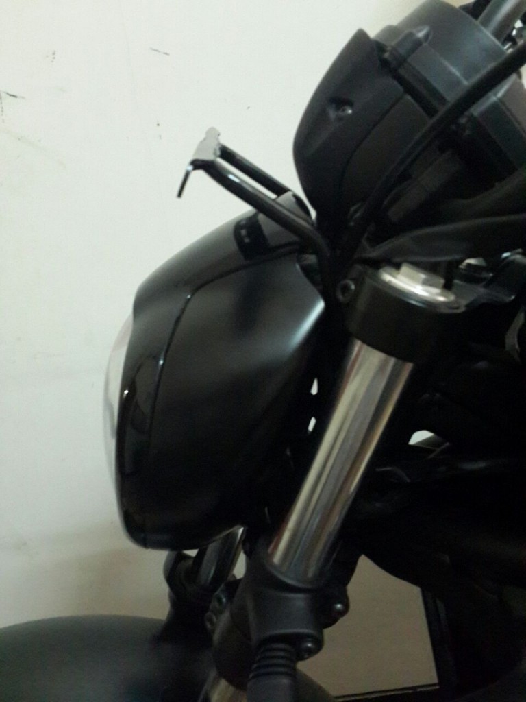 Perhatikan letak besi plat nomor dari samping