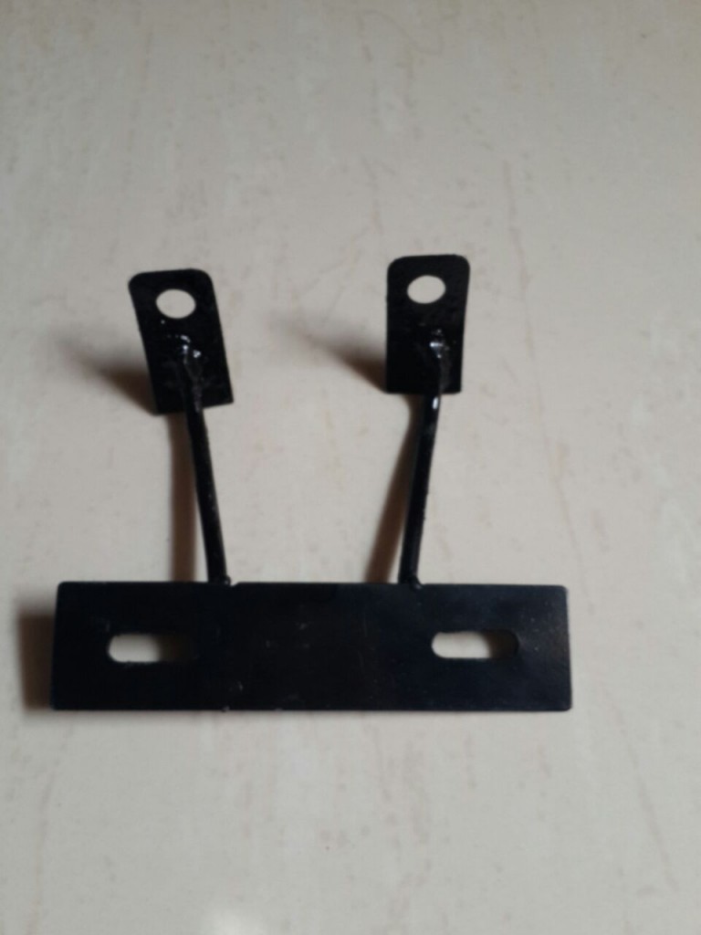 Dudukan plat nomor Vixion  yg sudah dimodif lubang sekrupnya agar pas.