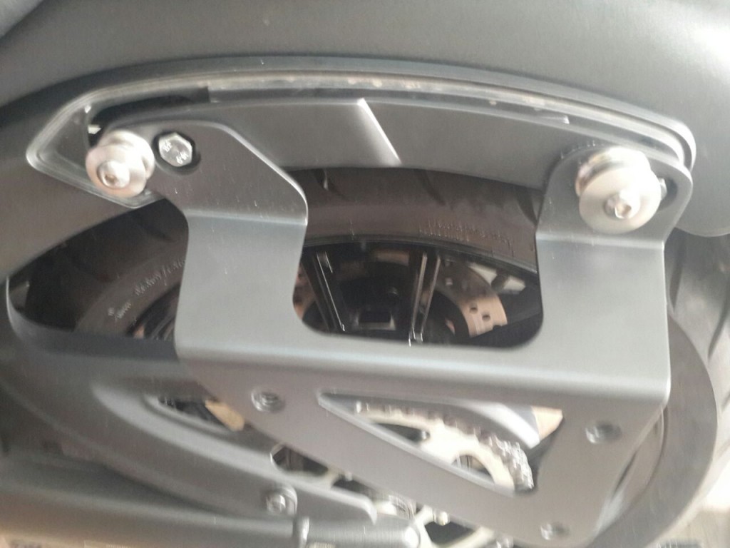 Tempelkan Saddlebags Support ke Bracket Kit