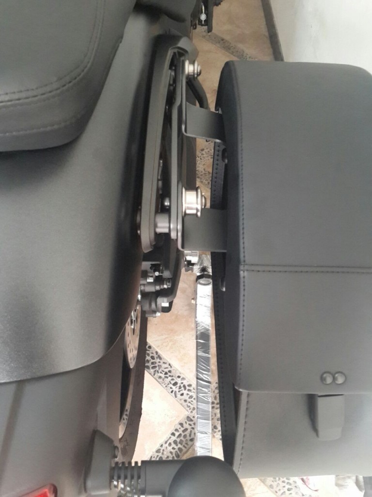 Bracket Kit dan Saddlebags Support kelihatan 'telanjang'. Akan lebih rapi bila tertutup. Bisa ketutup kalau pasang Passenger Backrest (optional)