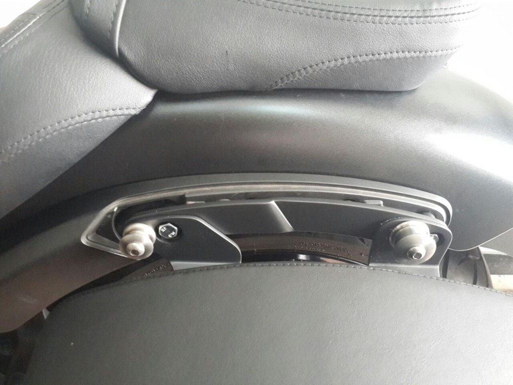 Saddlebags kemudian dipasang melalui kaitan 3 titik lubang yg sudah tersedia