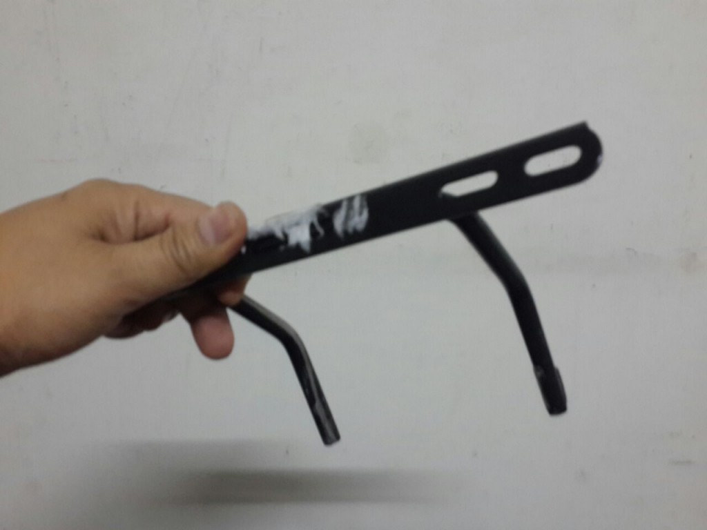 Dudukan plat yang sudah terlepas