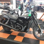 Harley Davidson Street 500. Bentuknya cakep banget. HD paling murah namun sayang harganya diluar budget dan tidak berfairing.